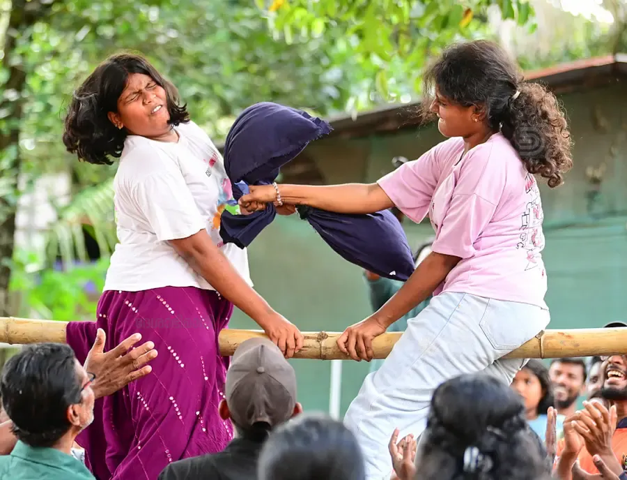 പട്ടത്താനം കലാവേദി ഗ്രന്ഥശാലയുടെ നേതൃത്വത്തിൽ ഓണാഘോഷത്തിന്റെ  ഭാഗമായി നടത്തിയ പെൺകുട്ടികളുടെ തലയണഅടി മത്സരത്തിൽ നിന്ന്                                                                                                      ഫോട്ടോ: എം എസ് ശ്രീധർലാൽ