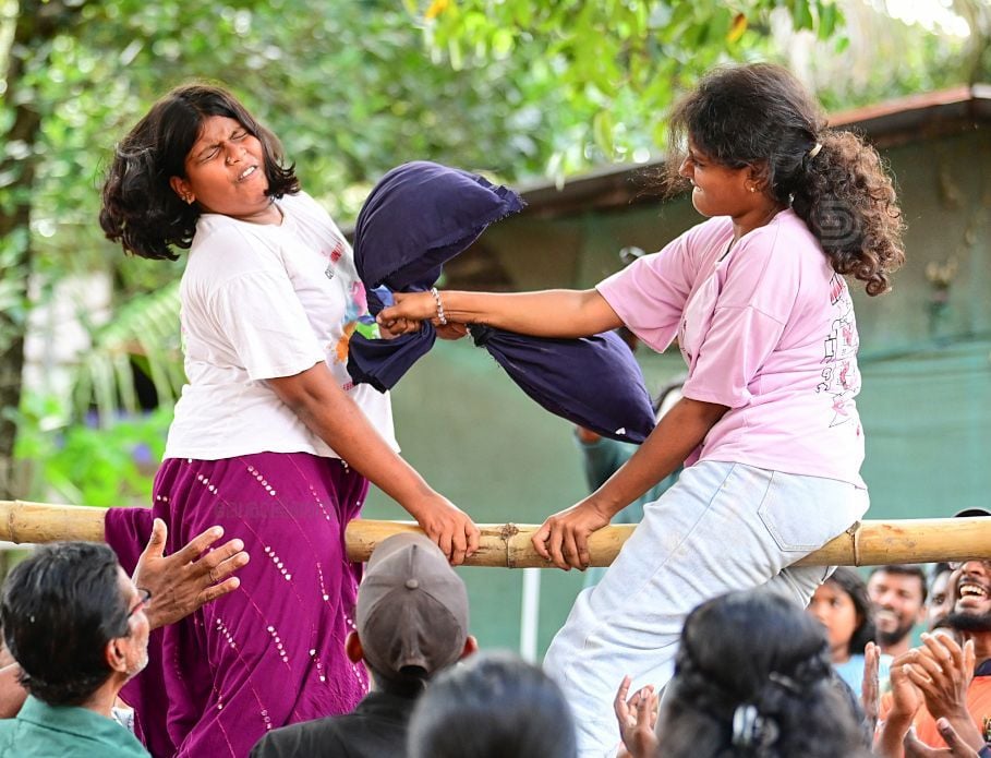 പട്ടത്താനം കലാവേദി ഗ്രന്ഥശാലയുടെ നേതൃത്വത്തിൽ ഓണാഘോഷത്തിന്റെ  ഭാഗമായി നടത്തിയ പെൺകുട്ടികളുടെ തലയണഅടി മത്സരത്തിൽ നിന്ന്                                                                                                      ഫോട്ടോ: എം എസ് ശ്രീധർലാൽ