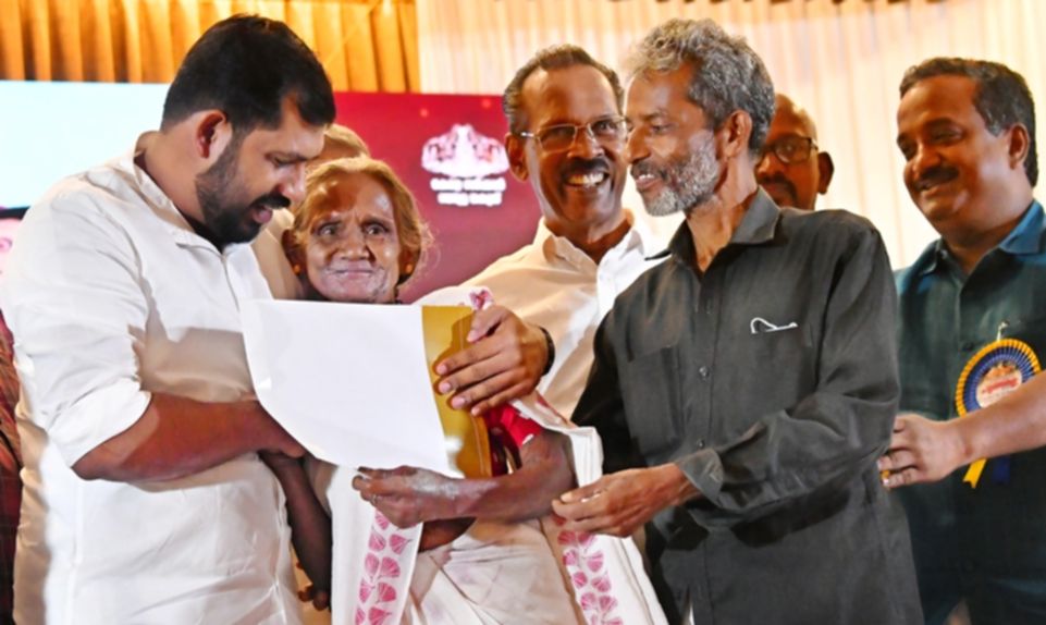 ഒപ്പമുണ്ട് കൈത്താങ്ങോടെ .. കോവൂരില്‍ നടന്ന ജില്ലാതല പട്ടയമേളയില്‍ പട്ടയം ഏറ്റുവാങ്ങിയ താമരശ്ശേരി അമ്പായത്തോടിലെ സരോജിനി എംഎല്‍എമാരായ ലിന്റോ ജോസഫ്, ടി പി രാമകൃഷ്ണന്‍ ജില്ലാ പഞ്ചായത്ത് വൈസ് പ്രസിഡന്റ് പി ഗവാസ് എന്നിവരോടൊപ്പം സന്തോഷം പങ്കുവെയ്ക്കുന്നു.  
