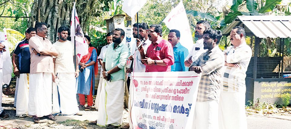 കൈനടി പൊലീസ് സ്റ്റേഷനിലേക്ക് ഡിവൈഎഫ്ഐ കുട്ടനാട് ബ്ലോക്ക് കമ്മിറ്റി സംഘടിപ്പിച്ച മാർച്ച്  സിപിഐ എം കുട്ടനാട് ഏരിയ സെക്രട്ടറി സി പി ബ്രീവൻ ഉദ്ഘാടനംചെയ്യുന്നു