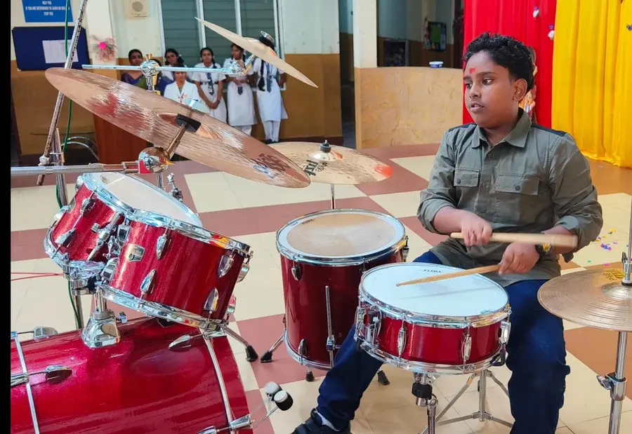 ഡ്രംസിൽ താളമിടുന്ന വിഷ്ണു പ്രയാഗ്