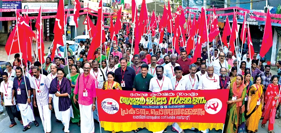 കർഷകസംഘം ജില്ലാ സമ്മേളനത്തിന്  സമാപനം കുറിച്ച്  ചേലക്കരയിൽ നടന്ന പ്രകടനം