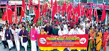കർഷകസംഘം ജില്ലാ സമ്മേളനത്തിന് സമാപനം കുറിച്ച് ചേലക്കരയിൽ നടന്ന പ്രകടനം