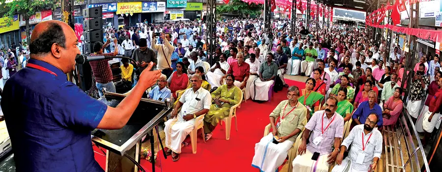 കർഷകസംഘം ജില്ലാ സമ്മേളന സമാപന പൊതുസമ്മേളനം  സെൻട്രൽ കിസാൻ ക‍ൗൺസിൽ അംഗം കെ എൻ ബാലഗോപാൽ ഉദ്‌ഘാടനം ചെയ്യുന്നു
