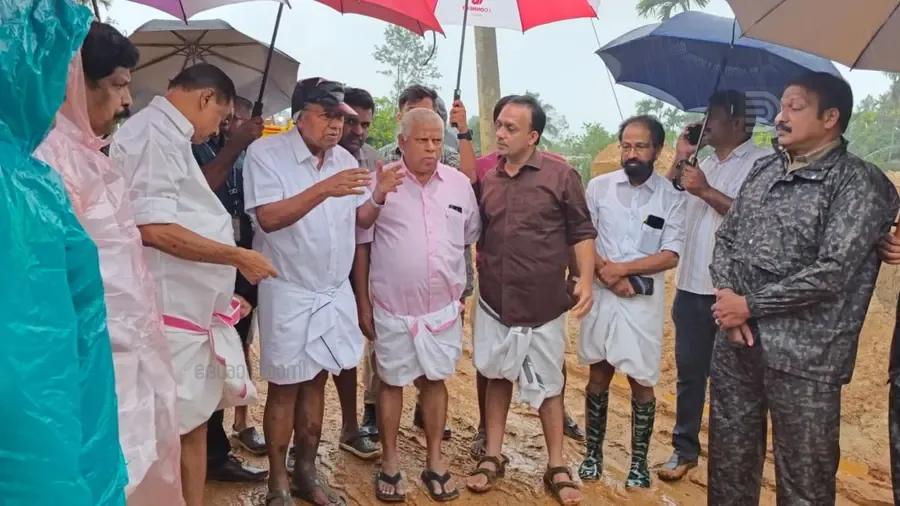 Pinarayi Vijayan at meppadi kalladi landslide area