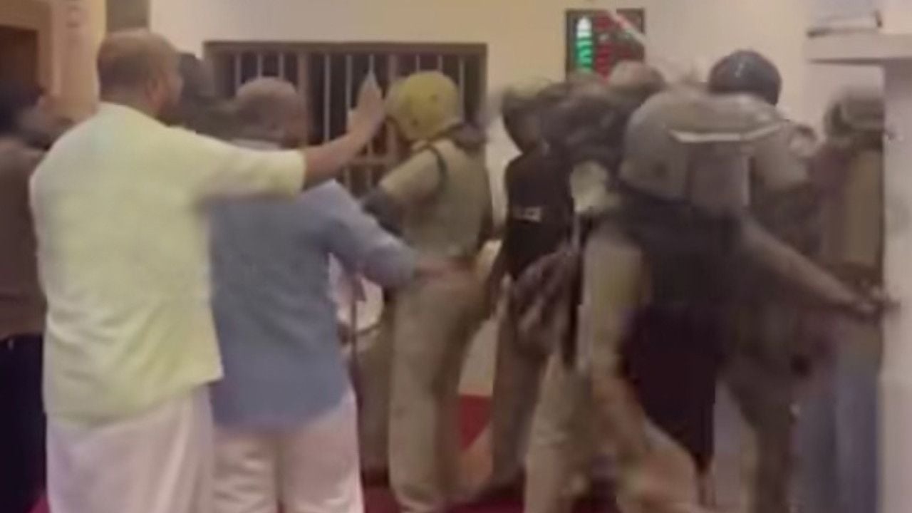 Police Brutality at Madakkara Juma Masjid.jpg