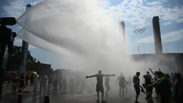 Police use water cannon BERLIN