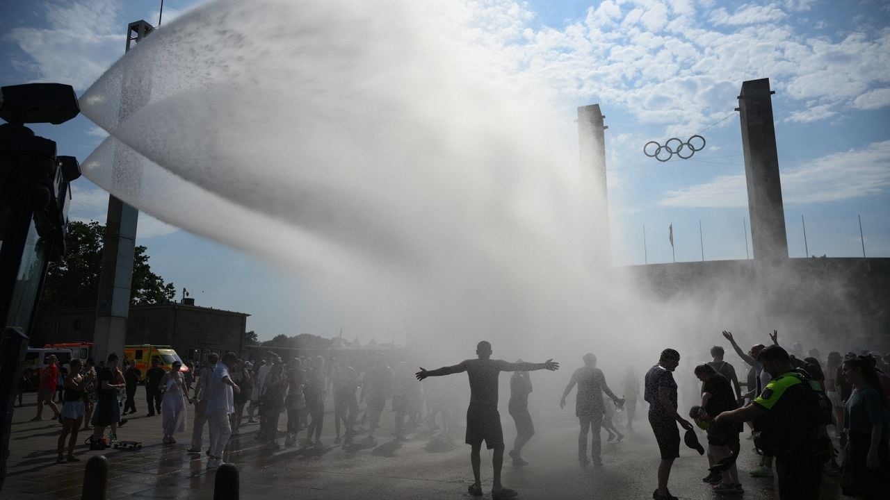 Police use water cannon BERLIN