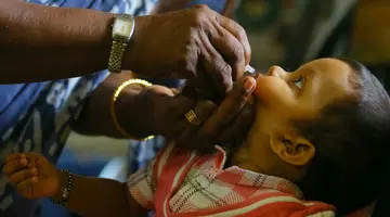 മാട്ടുമന്ത ചോളോട് അങ്കണവാടിയിൽ  പോളിയോ തുള്ളിമരുന്ന് നൽകുന്നു 
