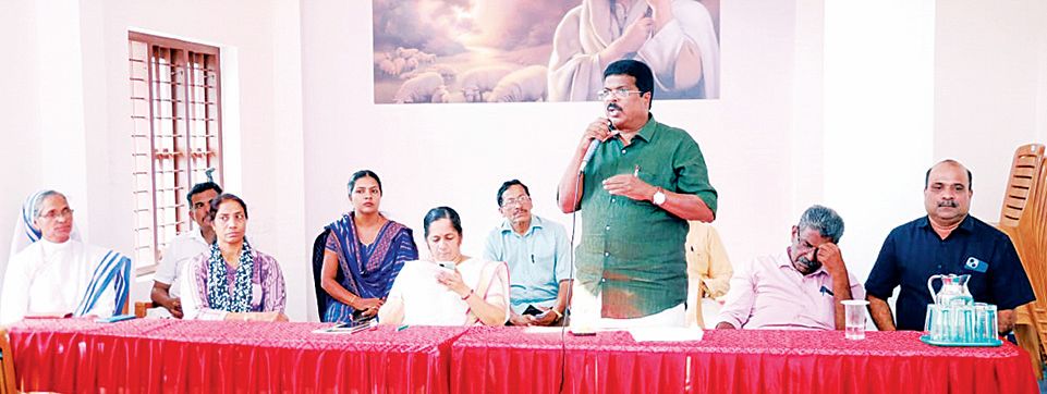 പൂങ്കാവ് പള്ളിയിലെ വിശുദ്ധവാരാചരണത്തിന്റെ മുന്നോടിയായുള്ള അവലോകന യോഗത്തിൽ  പി പി ചിത്തരഞ്ജൻ എംഎൽഎ സംസാരിക്കുന്നു