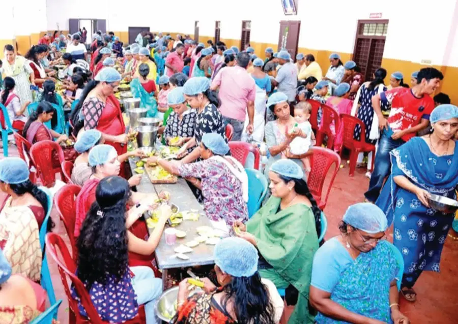 പൂങ്കാവ് പള്ളിയിൽ വിശുദ്ധ വാരാചരണത്തോടനുബന്ധിച്ച് നേർച്ചക്കഞ്ഞിക്കുള്ള മാങ്ങ അച്ചാർ തയ്യാറാക്കുന്ന വിശ്വാസികൾ