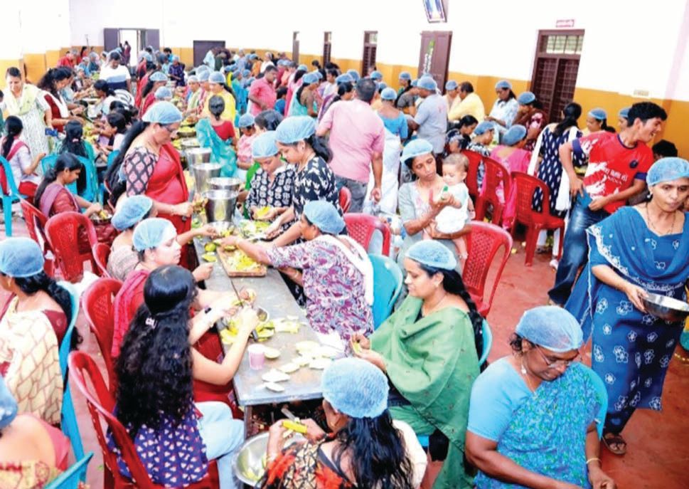 പൂങ്കാവ് പള്ളിയിൽ വിശുദ്ധ വാരാചരണത്തോടനുബന്ധിച്ച് നേർച്ചക്കഞ്ഞിക്കുള്ള മാങ്ങ അച്ചാർ തയ്യാറാക്കുന്ന വിശ്വാസികൾ