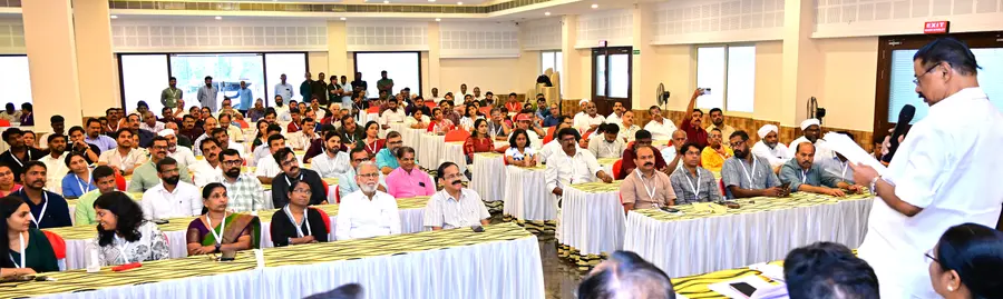 കുളപ്പുള്ളിയിലെ സംവാദ സദസ്സിൽ എം വി ഗോവിന്ദൻ സംസാരിക്കുന്നു