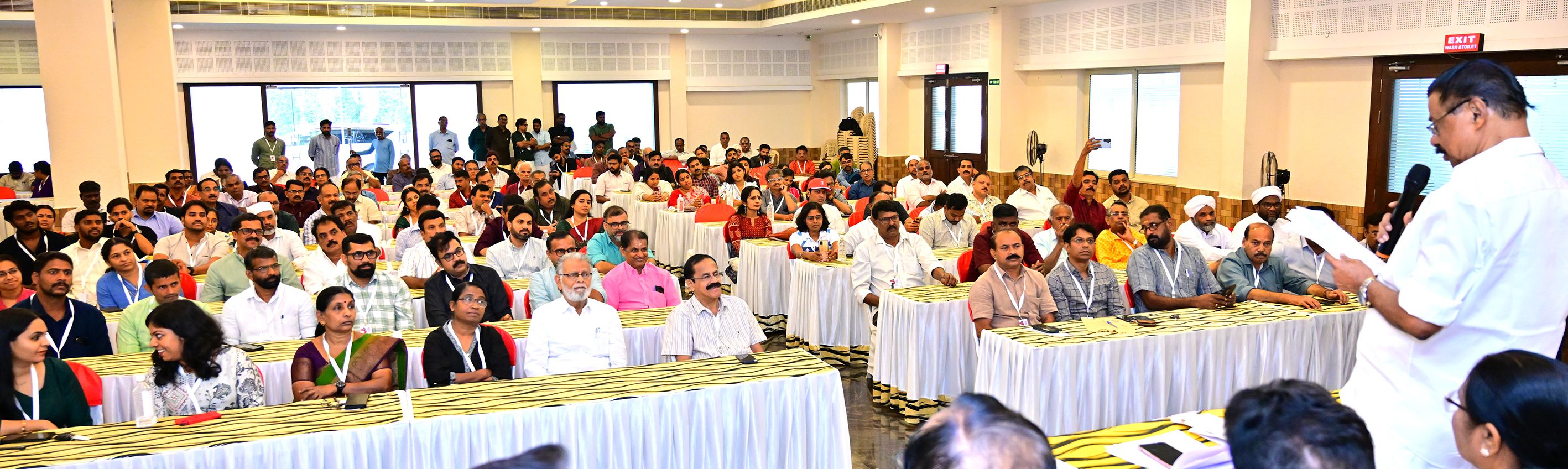 കുളപ്പുള്ളിയിലെ സംവാദ സദസ്സിൽ എം വി ഗോവിന്ദൻ സംസാരിക്കുന്നു