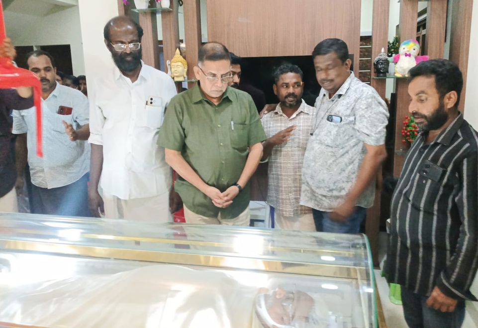 കവി പ്രഭാവർമ അന്തരിച്ച കെ എൻ ബാലകൃഷ്ണന്‌ അന്ത്യോപചാരം അർപ്പിക്കുന്നു