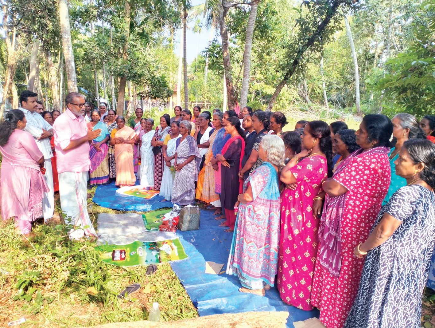 ചേർത്തല മണ്ഡലം എൽഡിഎഫ്‌ സ്ഥാനാർഥി പി പ്രസാദ്‌ മരുത്തോർവട്ടം മേഖലയിലെ തേനത്ത്‌   വോട്ടർമാരെ കാണുന്നു