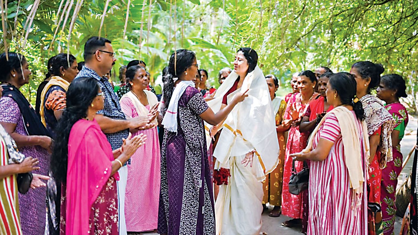 കായംകുളം മണ്ഡലം എൽഡിഎഫ് സ്ഥാനാർഥി യു പ്രതിഭയെ ദേവികുളങ്ങരയിൽ തൊഴിലുറപ്പ് തൊഴിലാളികൾ സ്വീകരിക്കുന്നു