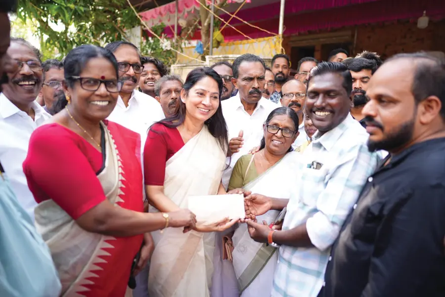 കായംകുളം മണ്ഡലം എൽഡിഎഫ് സ്ഥാനാർഥി അഡ്വ. യു പ്രതിഭയ്ക്ക് കെട്ടിവയ്ക്കാനുള്ള തുക ഡിവൈഎഫ്ഐ,
അഖിലേന്ത്യാ ജനാധിപത്യ മഹിളാ അസോസിയേഷൻ കായംകുളം മണ്ഡലം കമ്മിറ്റികൾ കൈമാറുന്നു