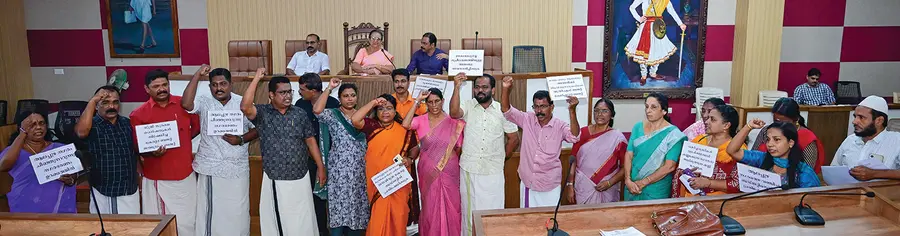 പകർച്ചവ്യാധികൾ പടർത്തുന്ന മാലിന്യപ്രശ്‌നത്തിൽ ആലപ്പുഴ നഗരസഭ യുഡിഎഫ്‌ ഭരണസമിതിക്കെതിരെ എൽഡിഎഫ് കൗൺസിലർമാർ ക‍ൗൺസിൽ ഹാളിന്റെ  നടുത്തളത്തിലിറങ്ങി  പ്രതിഷേധിച്ചപ്പോൾ