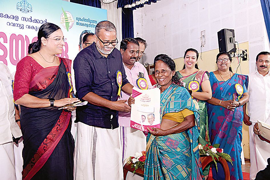 ചേർത്തല, അരൂർ മണ്ഡലം പട്ടയമേളയിൽ ആകെ 69 പേർക്ക് പട്ടയം വിതരണംചെയ്​തു