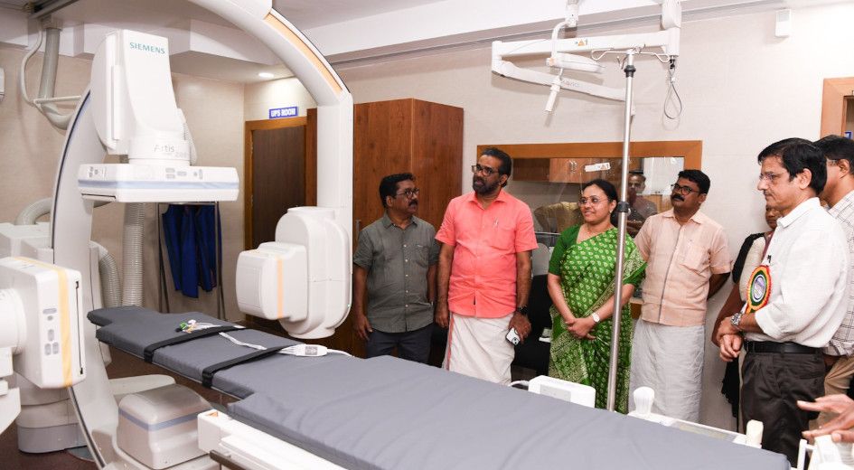 ആലപ്പുഴ മെഡിക്കൽ കോളേജിലെ സൂപ്പർ സ-്പെഷ്യാലിറ്റി വിഭാഗത്തിൽ സജ്ജമാക്കിയ ഡിജിറ്റൽ സബ്സ്ട്രാക്ഷൻ  ആൻജിയോഗ്രാഫി മെഷീൻ ആരോഗ്യമന്ത്രി വീണാ ജോർജ് ഉദ്ഘാടനംചെയ്യുന്നു