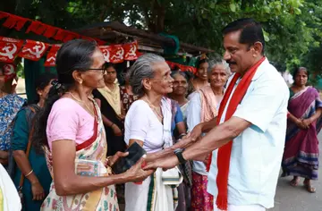നെന്മാറ മണ്ഡലം എൽഡിഎഫ് സ്ഥാനാർഥി കെ പ്രേമൻ പല്ലശനയില്‍ വോട്ടർമാരോട് സംസാരിക്കുന്നു
