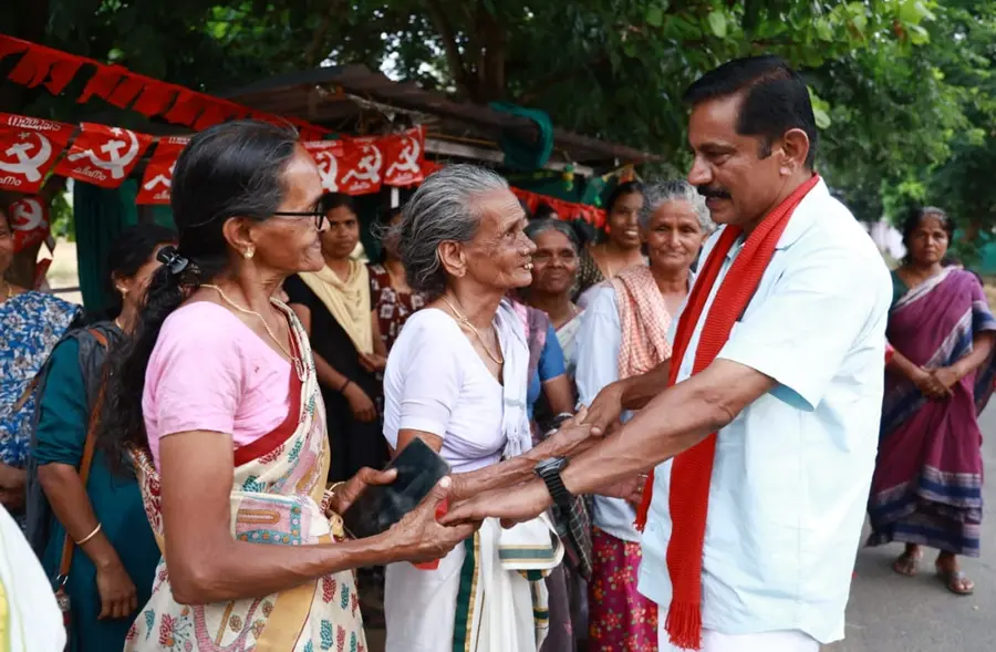 നെന്മാറ മണ്ഡലം എൽഡിഎഫ് സ്ഥാനാർഥി കെ പ്രേമൻ പല്ലശനയില്‍ വോട്ടർമാരോട് സംസാരിക്കുന്നു