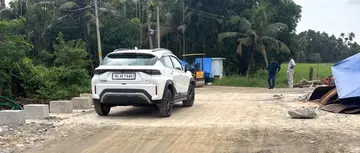 നിർമാണം പൂർത്തിയായ പുളിക്കലച്ചിറ പാലത്തിലൂടെ ഗതാഗതം ആരംഭിച്ചപ്പോൾ