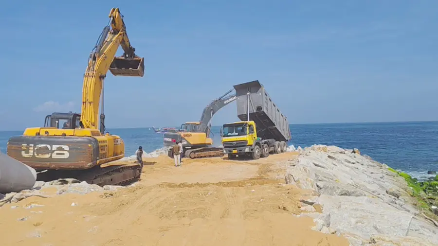 മുതലപ്പൊഴിയിൽ പുലിമുട്ട് നിർമാണം പുനരാരംഭിക്കുന്നു 