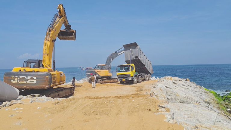 മുതലപ്പൊഴിയിൽ പുലിമുട്ട് നിർമാണം പുനരാരംഭിക്കുന്നു 