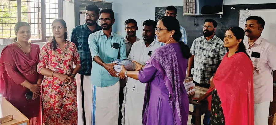 ഡിവൈഎഫ്ഐ നോട്ടുബുക്ക് വിതരണം തകഴി പഞ്ചായത്ത് പ്രസിഡന്റ്
പി കെ വിനോദ് ഉദ്ഘാടനംചെയ്യുന്നു