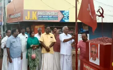 പുത്തൂർ സോമരാജൻ സ്മൃതിമണ്ഡപത്തിൽ സിപിഐ എം നെടുവത്തൂർ ഏരിയ സെക്രട്ടറി സെക്രട്ടറി ജെ രാമാനുജൻ പതാക ഉയർത്തുന്നു