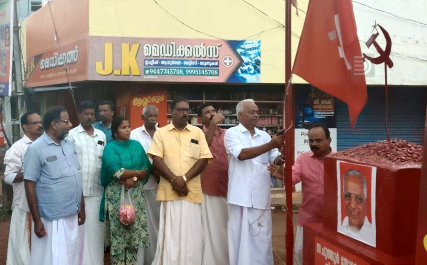 പുത്തൂർ സോമരാജൻ സ്മൃതിമണ്ഡപത്തിൽ സിപിഐ എം നെടുവത്തൂർ ഏരിയ സെക്രട്ടറി  സെക്രട്ടറി ജെ രാമാനുജൻ പതാക ഉയർത്തുന്നു