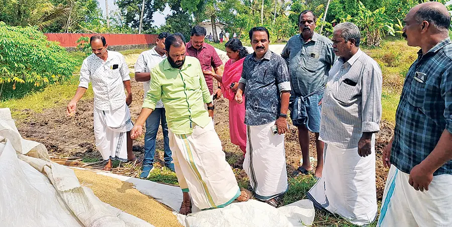 നെല്ല് സംഭരണം വൈകുന്ന കരുവാറ്റ പുളുമ്പേക്കരി പാടശേഖരം
കർഷക സംഘം ജില്ലാ സെക്രട്ടറി സി ശ്രീകുമാർ ഉണ്ണിത്താൻ സന്ദർശിക്കുന്നു