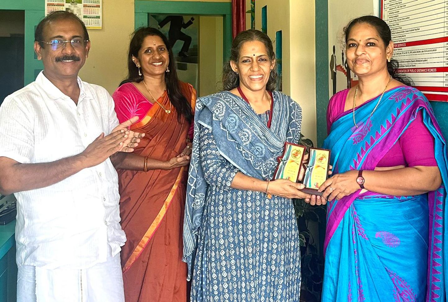 ചാലക്കുടി ടൗണ്‍ പോസ്റ്റ് മാസ്റ്റര്‍ എ മാലിനിക്ക് പോസ്റ്റല്‍ സൂപ്രണ്ട്  ലോലിത എം ആന്റണി അവാര്‍ഡ് കൈമാറുന്നു 