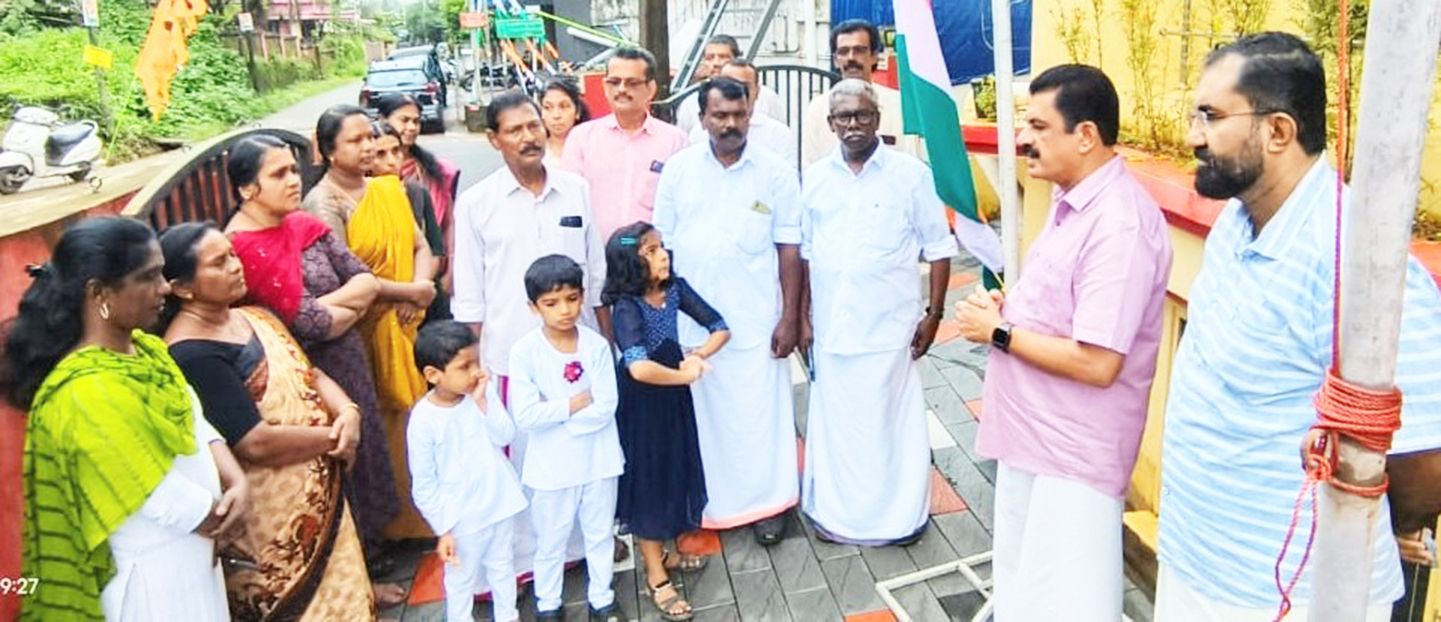 സ്വാതന്ത്ര്യ ദിനാഘോഷത്തിന്റെ ഭാഗമായി സിപിഐ എം  കൊടകര ഏരിയാ കമ്മിറ്റി ഓഫീസായ പുതുക്കാട്  ഇ എം എസ് സ്മാരക മന്ദിരത്തിനു മുന്നിൽ  ജില്ലാ സെക്രട്ടറിയറ്റംഗം കെ കെ രാമചന്ദ്രൻ പതാക ഉയർത്തുന്നു 