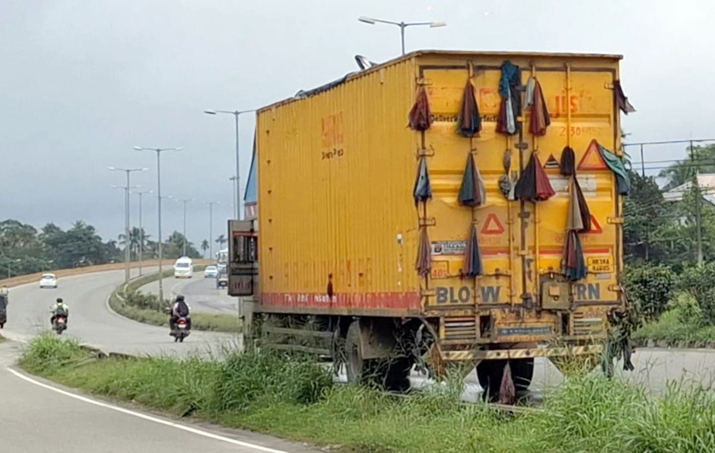 ചാലക്കുടി ദേശീയപാതയില്‍ അപകടക്കെണിയൊരുക്കി നാഷണല്‍ പെര്‍മിറ്റ് ലോറി