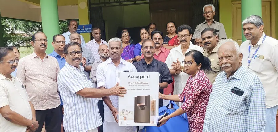 താലൂക്ക് ആശുപത്രിയിലെ വിമുക്തി ഡി അഡിക്ഷൻ സെന്ററിലേക്ക് വാട്ടർ പ്യൂരിഫയർ കൈമാറുന്നു