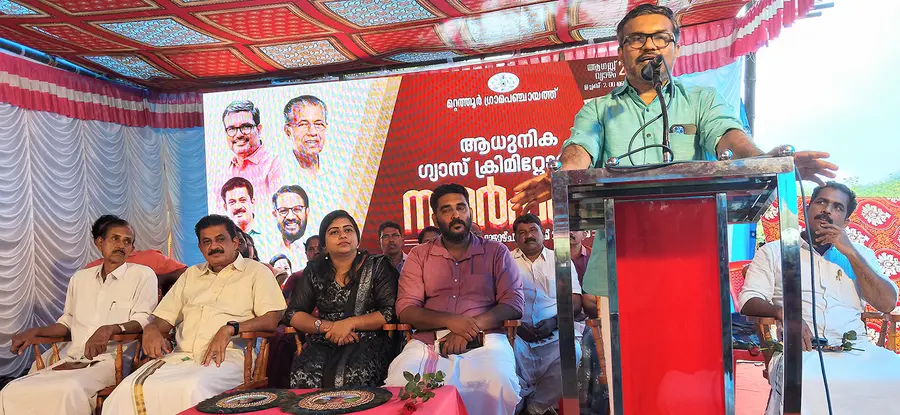 മാങ്കുറ്റിപ്പാടത്ത് ഗ്യാസ് ശ്മശാനത്തിന്റെ ഉദ്ഘാടനം മന്ത്രി എം ബി രാജേഷ് നിർവഹിക്കുന്നു