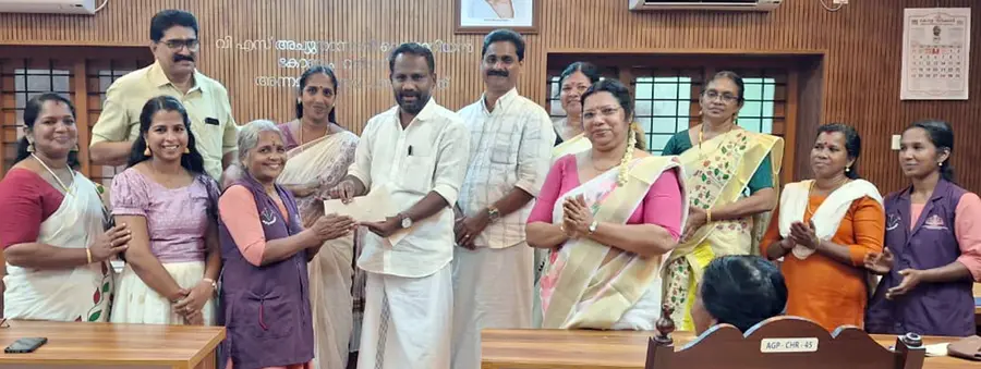 അന്നമനട പഞ്ചായത്തിലെ ഓണാഘോഷങ്ങളുടെ ഭാഗമായി നടന്ന ഉത്സവബത്ത വിതരണയോഗം പഞ്ചായത്ത് പ്രസിഡന്റ് പി വി വിനോദ് ഉദ്ഘാടനം ചെയ്യുന്നു