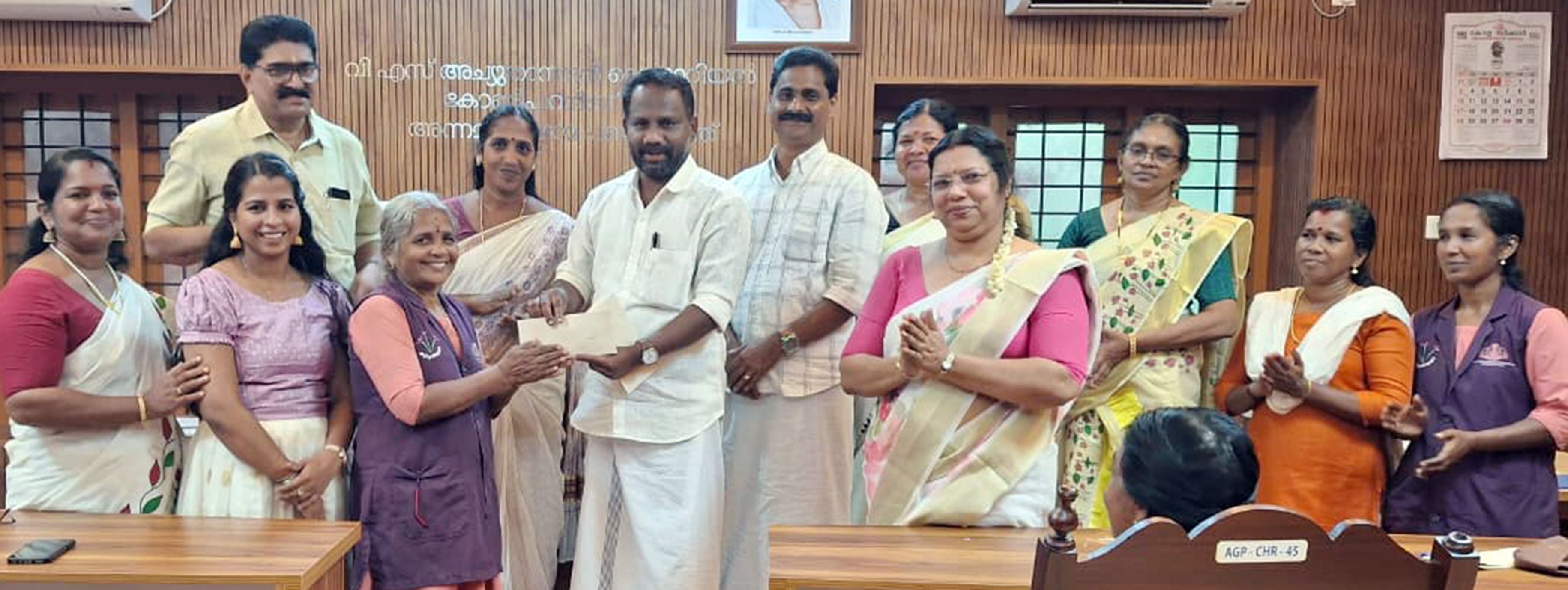 അന്നമനട പഞ്ചായത്തിലെ ഓണാഘോഷങ്ങളുടെ ഭാഗമായി നടന്ന ഉത്സവബത്ത‌ വിതരണയോഗം  പഞ്ചായത്ത് പ്രസിഡന്റ് പി വി വിനോദ് ഉദ്ഘാടനം ചെയ്യുന്നു