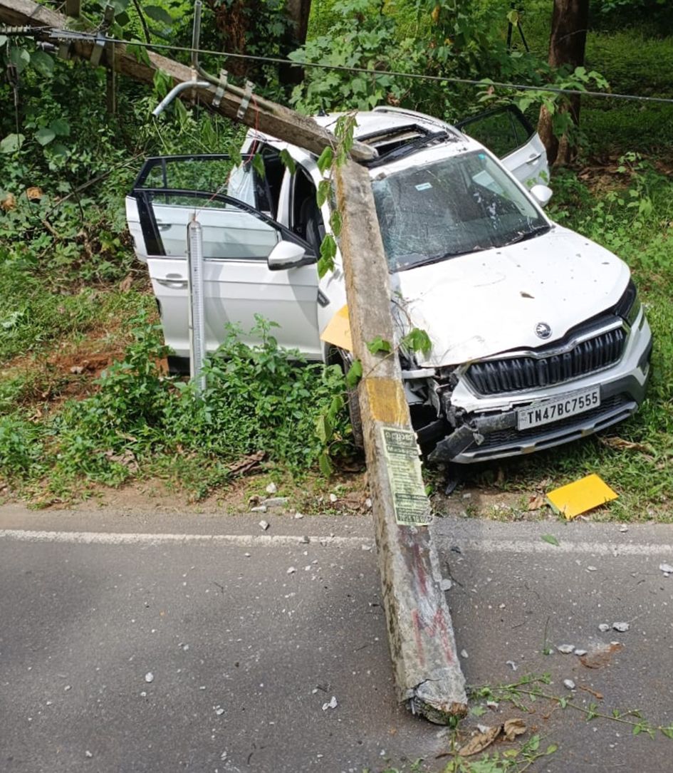 കണ്ണംകുഴിയില്‍ നിയന്ത്രണംവിട്ട കാര്‍ ഇലക്ട്രിക് പോസ്റ്റിടിച്ച് തകര്‍ത്തപ്പോള്‍