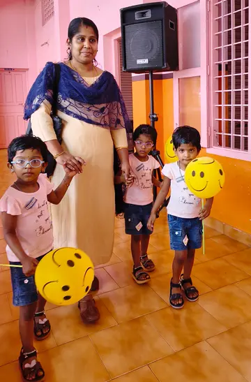 സ്കൂൾ പ്രവേശനത്തിന്റെ ആദ്യദിനം അമ്മ അശ്വതിയോടൊപ്പം കുഴിക്കാട്ടുശേരി സെന്റ് മേരീസ് സ്കൂളിലെത്തിയ ജാൻവി,ശ്രേയ,നന്ദന