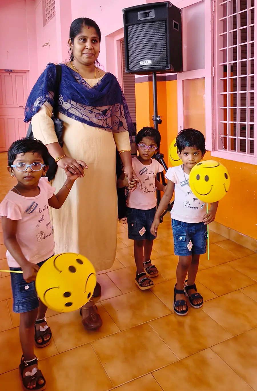 സ്കൂൾ പ്രവേശനത്തിന്റെ ആദ്യദിനം അമ്മ അശ്വതിയോടൊപ്പം കുഴിക്കാട്ടുശേരി സെന്റ് മേരീസ് സ്കൂളിലെത്തിയ ജാൻവി,ശ്രേയ,നന്ദന