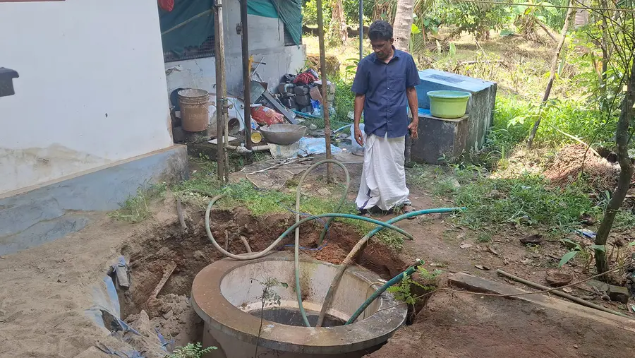 കൊരട്ടി വഴിച്ചാല്‍ മുക്രാപ്പിള്ളി വീട്ടില്‍ ജോസഫിന്റെ ഇടിഞ്ഞുവീണ കിണര്‍