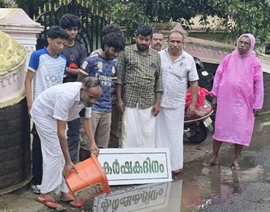 വെട്ടുകടവ് വികസന സമിതിയുടെ നേതൃത്വത്തില് റോഡിലെ കുഴികളില് അലങ്കാര മത്സ്യങ്ങളെ നിക്ഷേപിക്കുന്നു