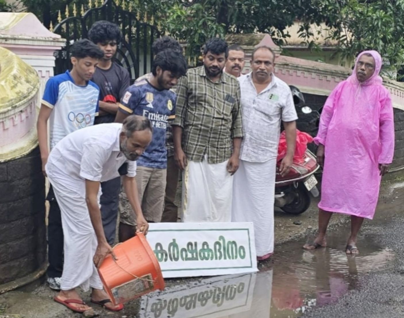 വെട്ടുകടവ് വികസന സമിതിയുടെ നേതൃത്വത്തില്‍ റോഡിലെ കുഴികളില്‍ അലങ്കാര മത്സ്യങ്ങളെ നിക്ഷേപിക്കുന്നു 