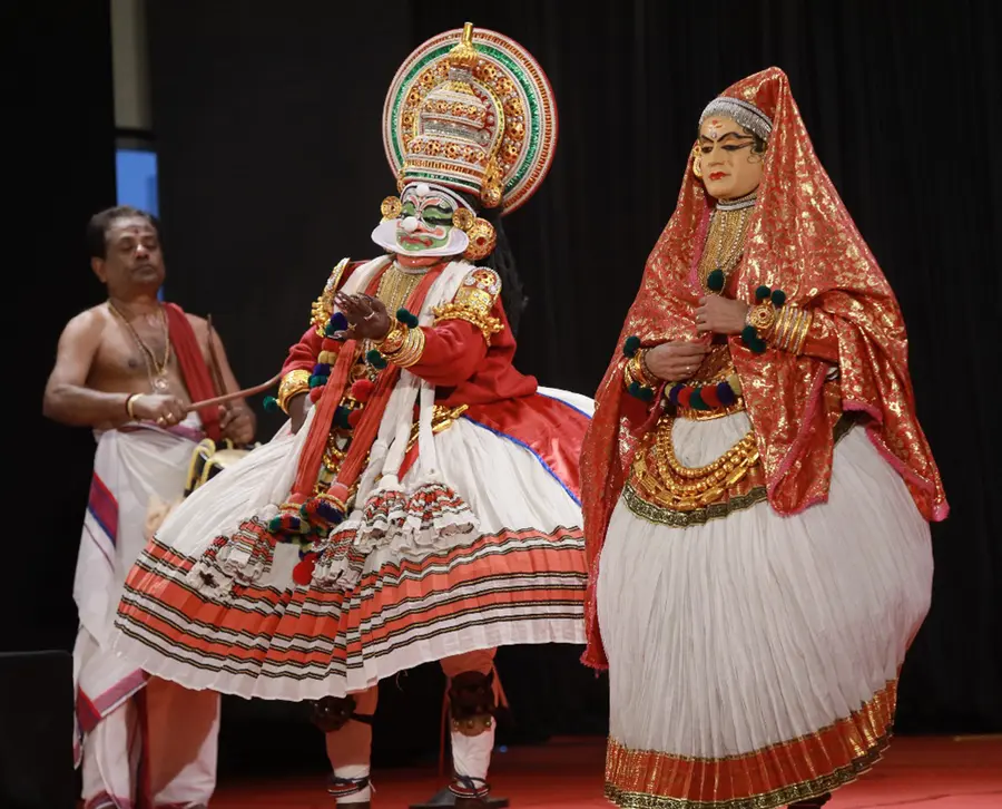ഇരിങ്ങാലക്കുട തിരനോട്ടം അരങ്ങിൽ കീചകവധം കഥകളിയിൽ കീചകനായി സദനം കൃഷ്ണൻകുട്ടിയും സൈരന്ധ്രിയായി കോട്ടക്കൽ രാജ് മോഹനും