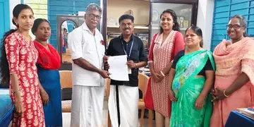 ബിആർസി ജീവനക്കാർ ദേശാഭിമാനി വാർഷിക വരിക്കാരായതിന്റെ വരിസംഖ്യയും ലിസ്റ്റും സിപിഐ എം
ഏരിയ സെക്രട്ടറി വി എ മനോജ് കുമാർ ബിപിസി കെ ആർ സത്യപാലനിൽ നിന്നും ഏറ്റുവാങ്ങുന്നു