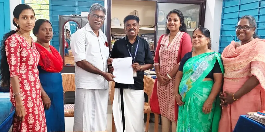 ബിആർസി ജീവനക്കാർ ദേശാഭിമാനി വാർഷിക വരിക്കാരായതിന്റെ വരിസംഖ്യയും ലിസ്റ്റും സിപിഐ എം
ഏരിയ സെക്രട്ടറി വി എ മനോജ് കുമാർ ബിപിസി കെ ആർ സത്യപാലനിൽ നിന്നും ഏറ്റുവാങ്ങുന്നു